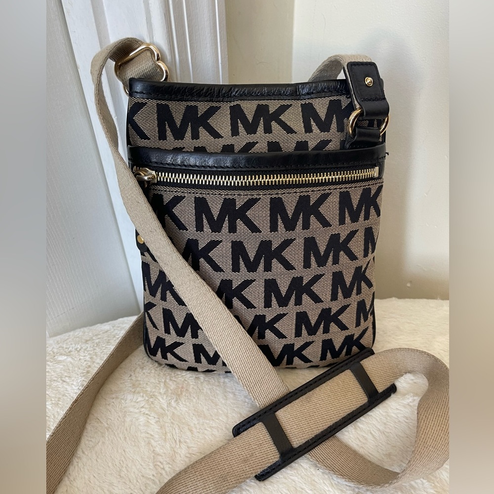 Michael Kors crossbody bag EUC